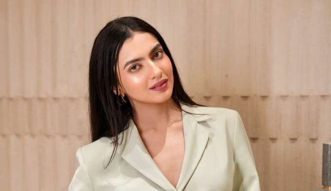 कशिका कपूर की सहज खूबसूरती ने ‘पिच टू गेट रिच’ स्क्रीनिंग पर रचा जादू