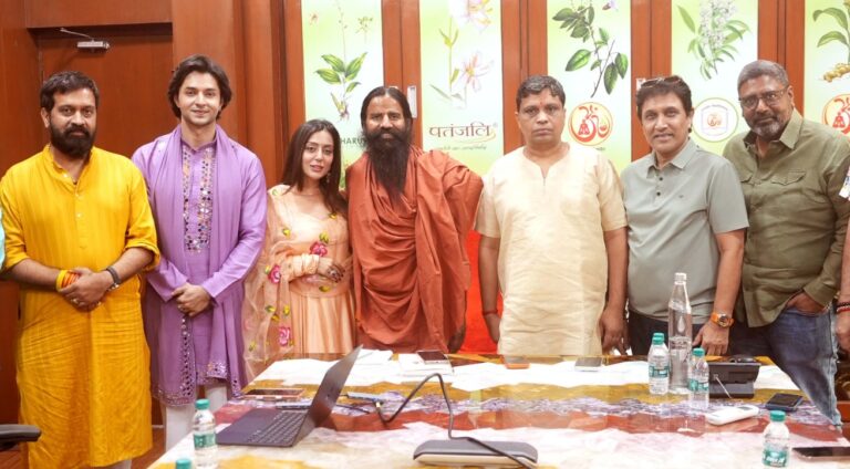 गंगा तट से मिला ‘कृष्णावतारम पार्ट -द हार्ट’ को संतों का आशीर्वाद