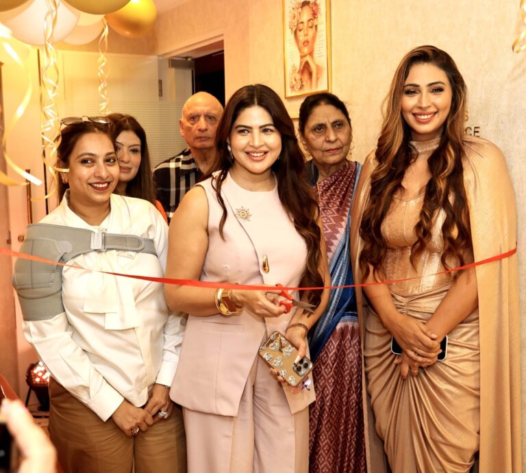 तीन बार कान्स रेड कार्पेट पर चमकीं कोमल ठक्कर ने ALF NOVA के उद्घाटन में बिखेरा ग्लैमर